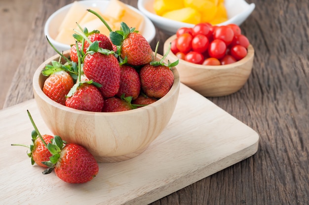 table de cuisine avec fraises fraîches