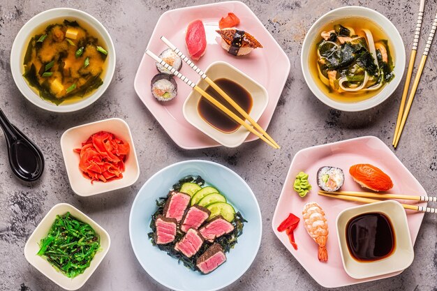 Table avec cuisine japonaise traditionnelle, vue de dessus.