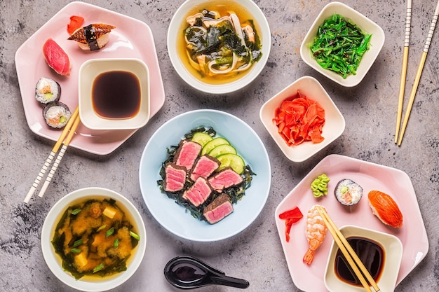 Table avec cuisine japonaise traditionnelle