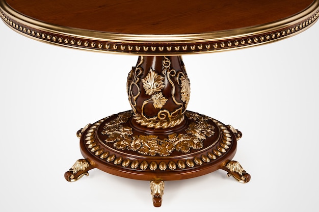 Table de cuisine de luxe en partie plaquée or de style baroque. Fermer