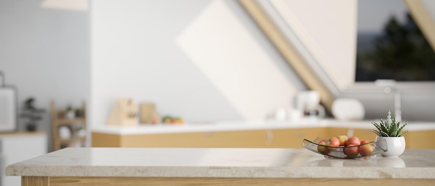 Table de cuisine en marbre moderne avec décors et espace de copie sur une cuisine lumineuse minimale floue