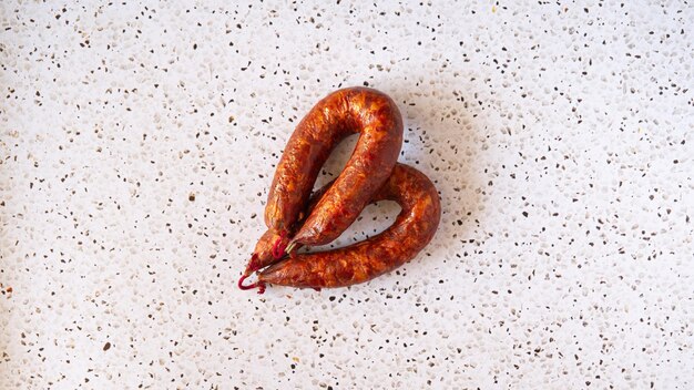 Table de cuisine en pierre avec saucisse Cahorizo