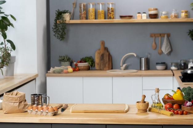 Table de cuisine avec planche de bois ustensiles de cuisine légumes et ingrédients pour la pâte