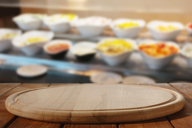 Table de cuisine ronde dans la cafétéria