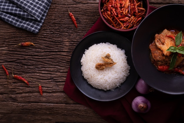 Table de cuisine thaïlandaise au curry de porc rouge et coco de porc rouge séché