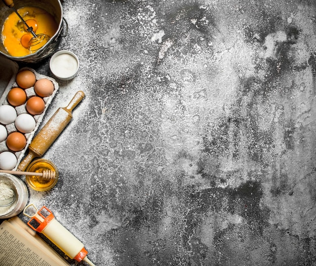 Table de cuisson Une variété d'ingrédients du livre de cuisine. Sur table rustique.