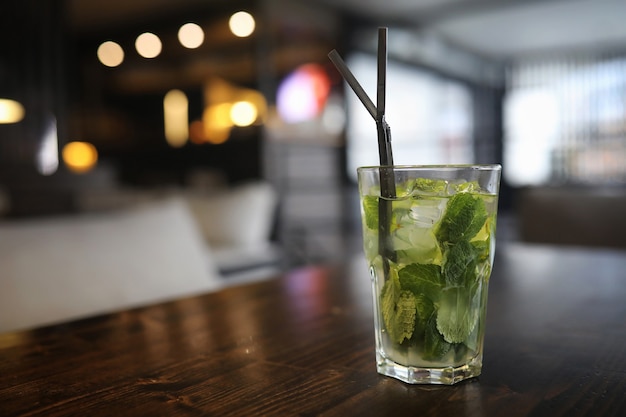 Une table dans un café avec un cocktail et une tasse de thé