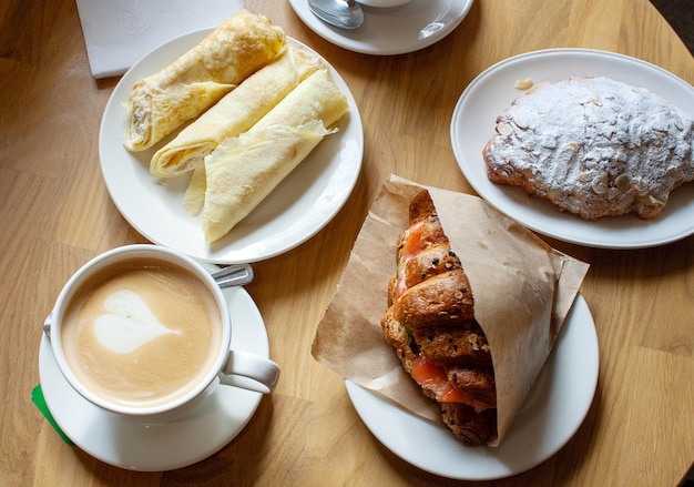 Une table dans un café pour le petit-déjeuner par une mise au point sélective matinale ensoleillée