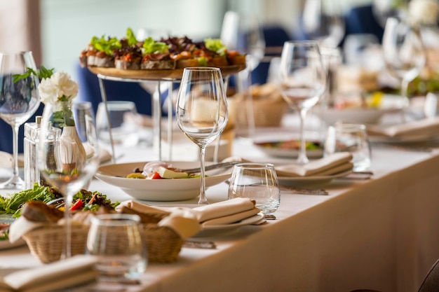 Une table dans un restaurant d'invités