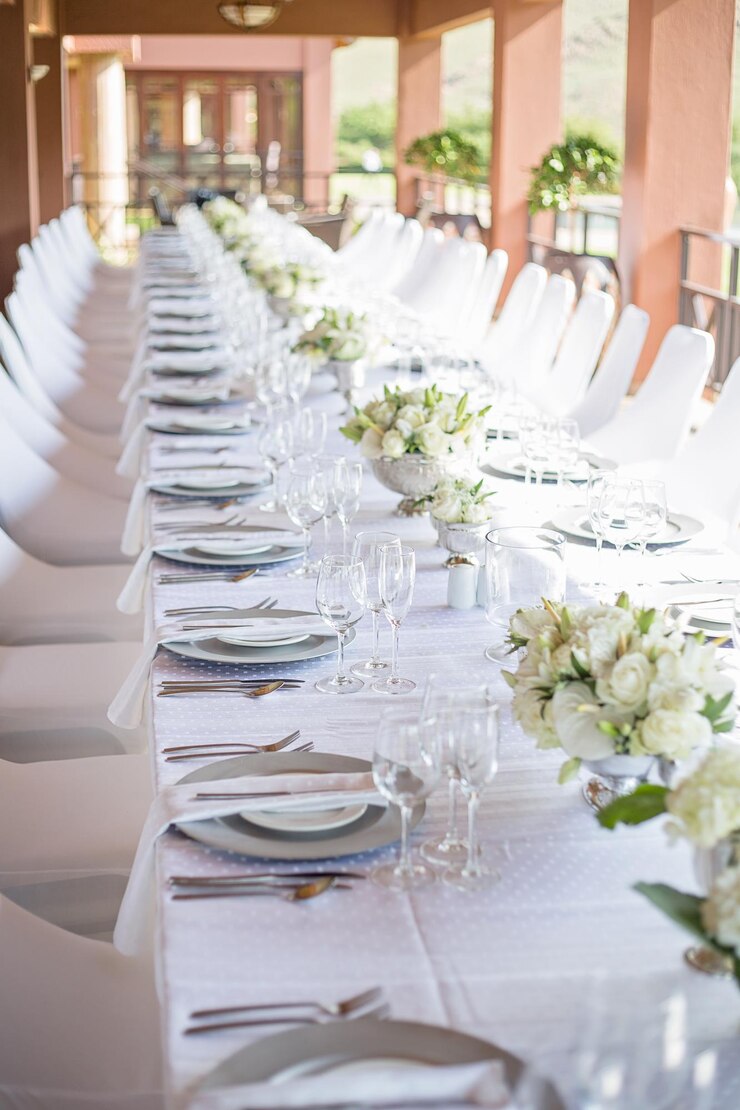 Table de décoration de mariage avec une nappe blanche et un placemat avec un tapis de place dessus