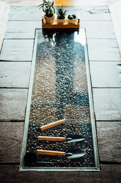 Une table décorative avec du grain de café