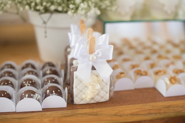 Table décorée de bonbons - Baptême