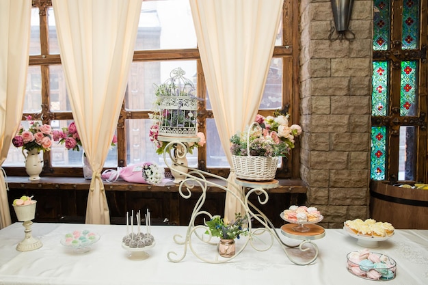 Table décorée de bonbons et de fleurs