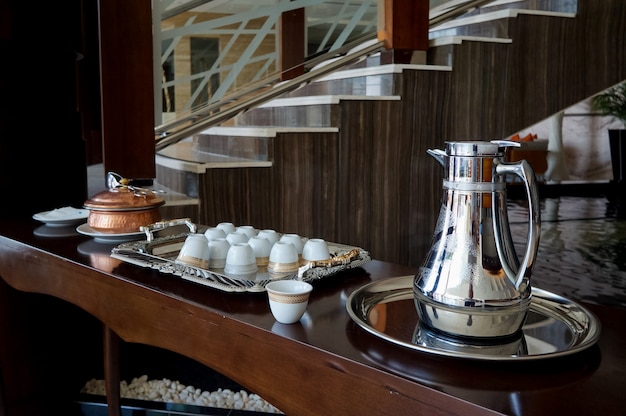 Table décorée avec du café arabe.