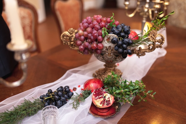 Table décorée avec des grenades rouges