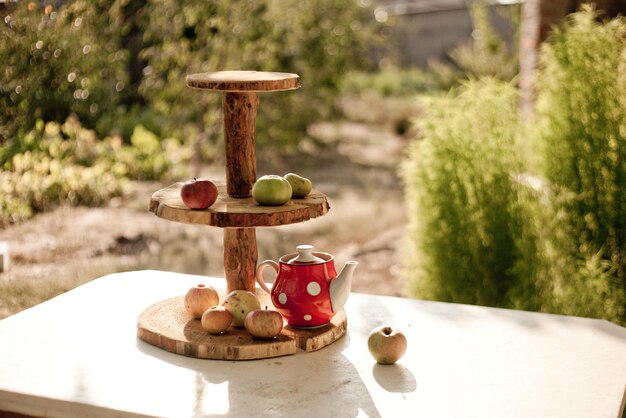 Table décorée avec pomme et service à thé dans le jardin