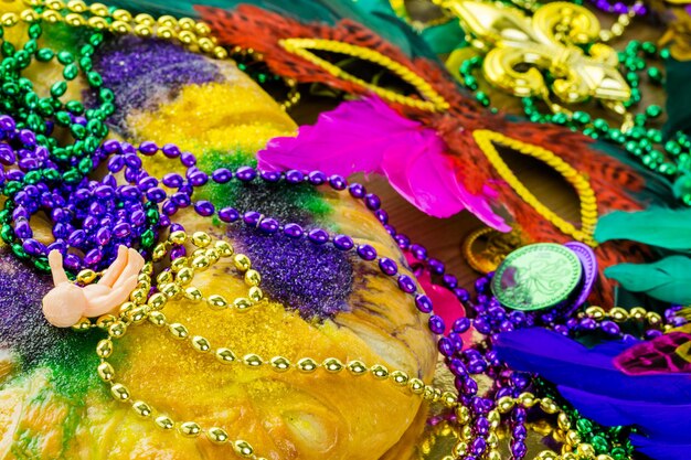 Table décorée pour la fête du Mardi Gras.