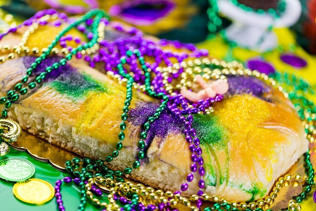 Table décorée pour la fête du Mardi Gras.