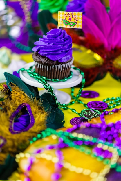 Table décorée pour la fête du Mardi Gras.