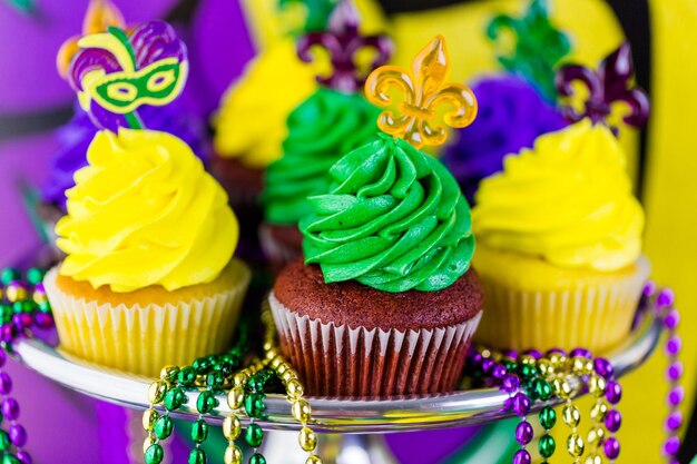 Table décorée pour la fête du Mardi Gras.