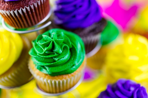 Table décorée pour la fête du Mardi Gras.