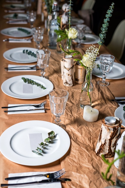 Table décorée prête pour le dîner.