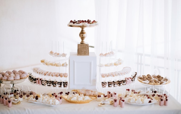 Table de dessert de réception de mariage au restaurant