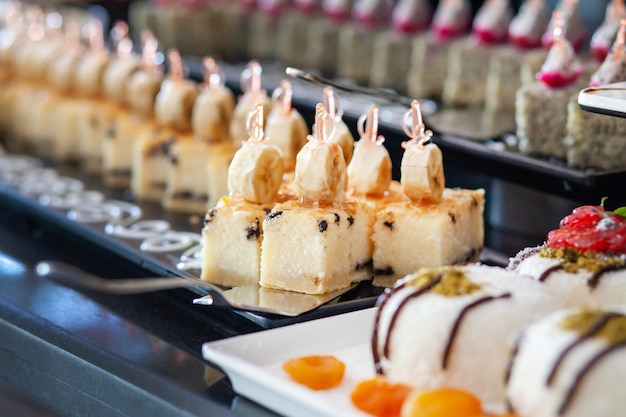 Table de desserts dans un hôtel turc Divers gâteaux et sucreries au buffet