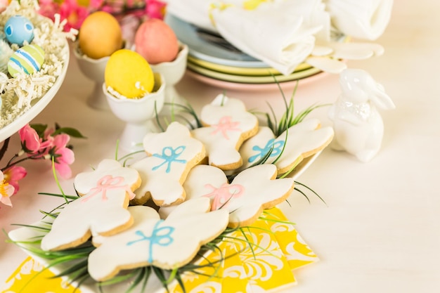 Table de desserts décorée pour le brunch de Pâques.