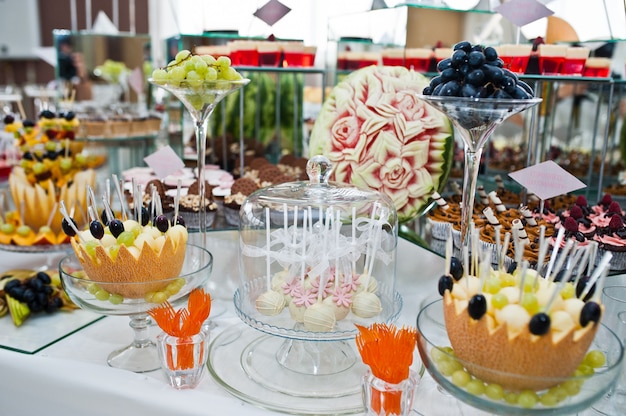 Table de desserts de délicieux bonbons à la réception de mariage.