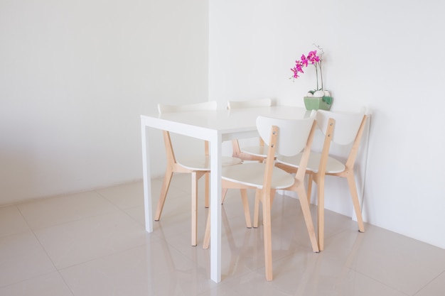 Table à dîner blanche dans la cuisine