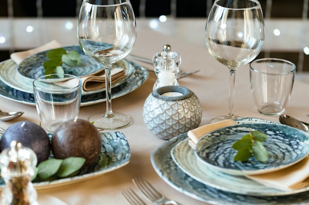 Table de dîner élégante servie pour un banquet