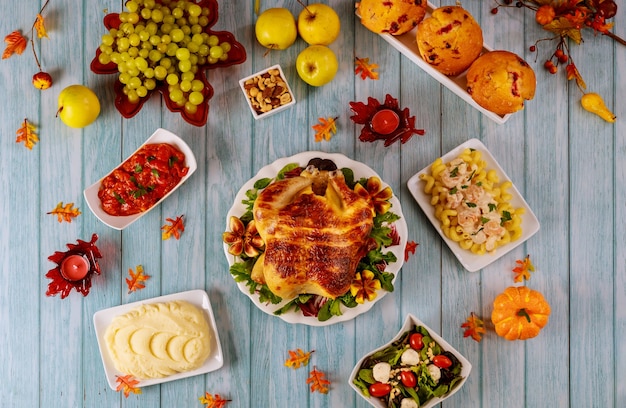 Table à dîner en famille avec de la nourriture pour le jour de Thanksgiving.