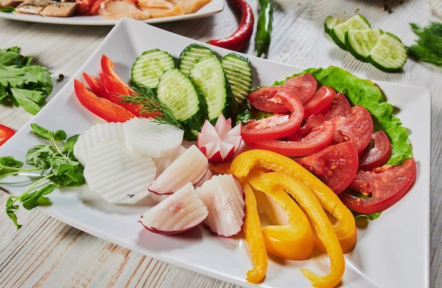 Table de dîner avec grill de viande rôti de pommes de terre nouvelles légumes salades sauces collations et limonade vue de dessus