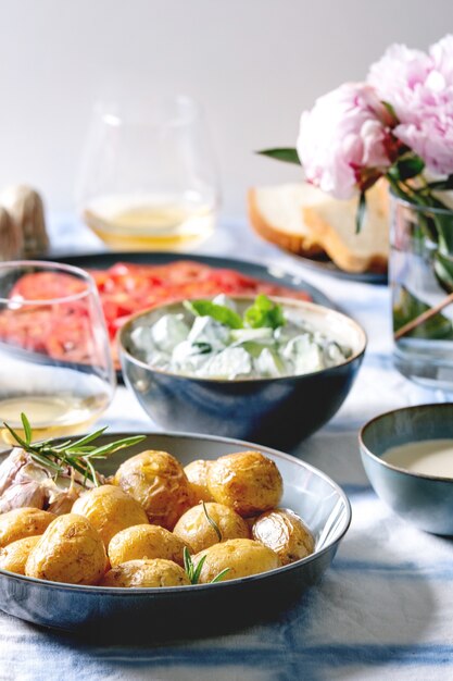 Photo table à dîner avec pommes de terre au four