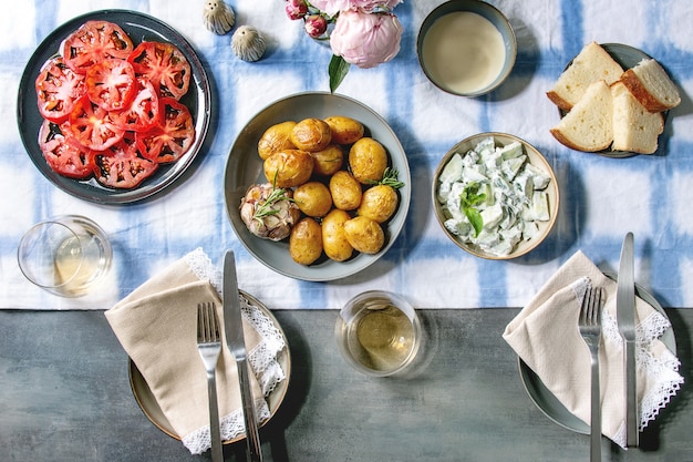 Table à dîner avec pommes de terre au four