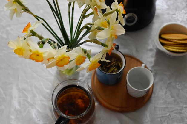 Table à dîner avec tasses à thé