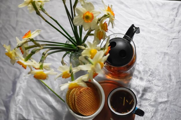 Table à dîner avec tasses à thé