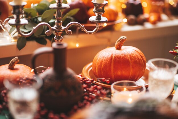 Table de dîner de vacances de Thanksgiving avec décoration d'automne et citrouilles