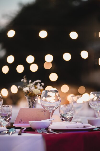 Table à dîner, verres vides dans restauran