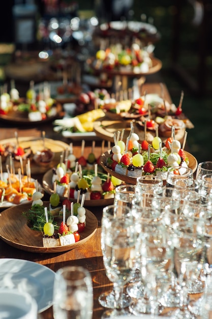 Table de divers snacks sandwichs fraises et coupes de champagne Buffet pour les invités du mariage