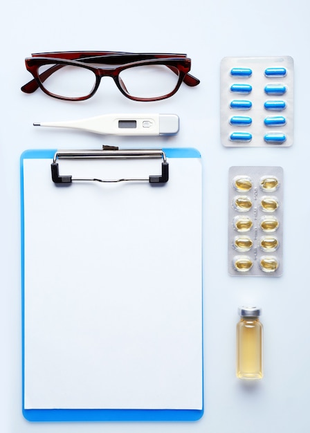 Table de docteur avec des médicaments et des verres, vue de dessus