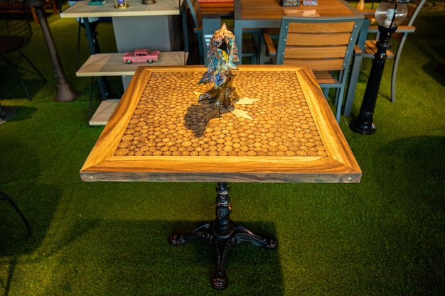 Une table avec un dragon dessus