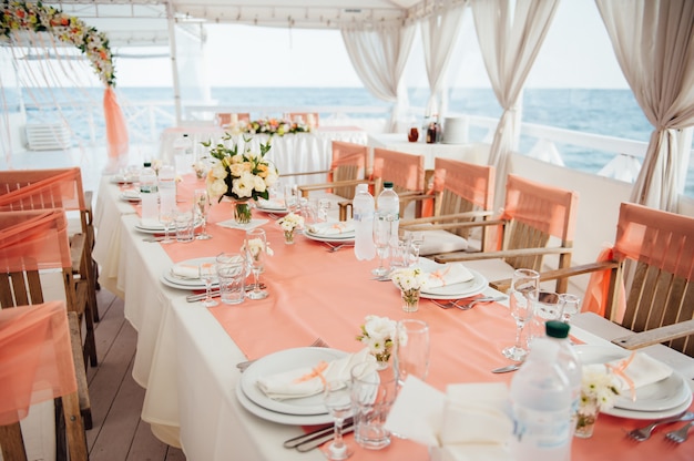 Table dressée au bord de la mer