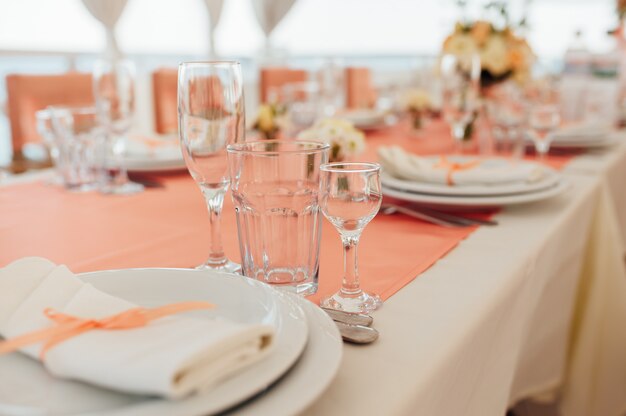 Table dressée au bord de la mer