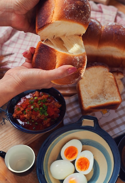 Une table dressée avec du pain et des œufs.