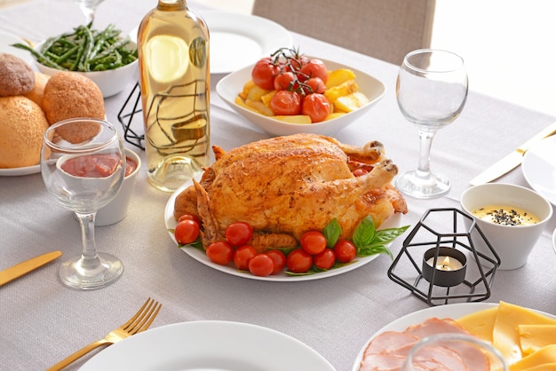 Table dressée pour un grand dîner en famille