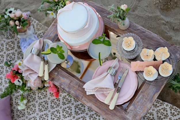 Table dressée pour un mariage ou un autre dîner de traiteur.