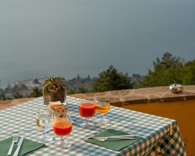 Table dressée pour le petit déjeuner