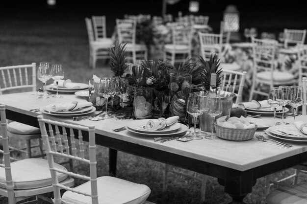 Une table dressée pour une réception de mariage avec un bouquet de fleurs dessus